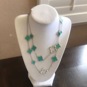 Flowered necklace with silver and turquoise pieces